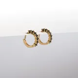 Aros tipo argolla dorados con cristales negros en relieve.
