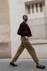 Pantalón de tiro alto con pinzas frontales, corte recto y bolsillos laterales. Incluye un cinturón a contraste con hebilla metálica.