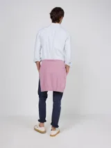 Camisa Oxford de corte regular fit, color blanco con finas rayas verticales, cuello buttondown y manga larga con puño simple. Cuenta con cierre frontal de botones y logo bordado en el pecho.