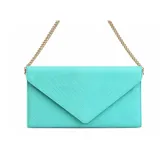 Cartera tipo sobre color turquesa con solapa en punta y diseño de costuras chevron. Incluye cadena metálica dorada como correa.