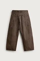 Pantalón barrel fit de mezclilla color verde militar, con efecto lavado, cinco bolsillos, cierre frontal con cremallera y botón, y detalle de pinzas en las rodillas.