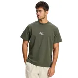 Remera de algodón color verde oliva, de corte clásico y cuello redondo. Presenta un pequeño bordado en el pecho con la frase 'Rhythm Livin' en color blanco.