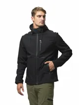 Campera softshell negra con capucha ajustable, cierre frontal completo y bolsillos laterales con cierre. Presenta puños con ajuste de velcro y logo de la marca estampado en el pecho.