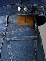 Pantalón de jean azul de corte recto, tiro alto y pierna estrecha en el tobillo.