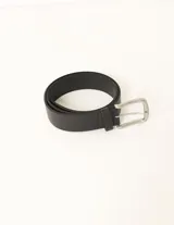 Cinturón negro de cuero con hebilla metálica plateada.