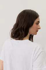 Remera de manga corta color negro, de corte clásico y escote en V, con sutil detalle bordado en el pecho.