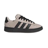Championes Adidas Grand Court Alpha color beige con detalles en negro.