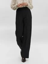 Pantalón wide leg de tiro alto con pinzas frontales. Confeccionado en tejido de punto interlock, presenta un diseño largo de calce amplio y textura firme.