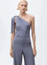 Mono largo de diseño asimétrico en color azul grisáceo, confeccionado en tejido fluido con acabado satinado. Presenta un solo tirante ancho con detalle de nudo y cierre lateral oculto.