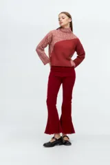 Pantalón de pana tiro alto con corte flare y ruedo desflecado, en color bordó.