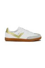 Championes deportivos Pony modelo Moma para mujer, de color blanco con detalles en beige, puntera de gamuza gris y suela de goma caramelo.