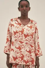 Camisa de manga 3/4 en seda viscosa estampada con flores y tigres en tonos naranja y blanco.