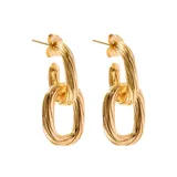 Aros colgantes dorados con forma de eslabones de cadena.