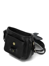 Cartera bandolera negra con solapa frontal combinada en cuero sintético y gamuza. Presenta un diseño estructurado con cierre de solapa, detalles de tachas metálicas y un colgante de flecos en el lateral.