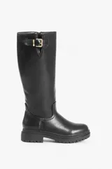 Bota de montar negra de caña alta, con suela track y hebilla dorada decorativa en la parte superior. Cuenta con cierre lateral.