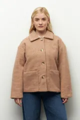 Tapado corto color beige de paño con dos bolsillos delanteros y botones veteados.