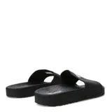 Sandalias tipo slide color negro, con tira ancha que presenta el logo de la marca en relieve blanco. Suela texturizada para mayor adherencia.