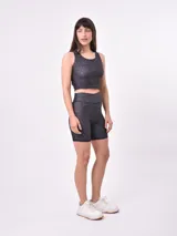 Top deportivo estampado con cuello redondo y espalda deportiva.