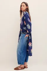 Camisa larga azul marino con estampado de ramos de flores coloridas, cierre frontal de botones y mangas largas.