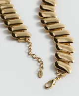 Collar de eslabones metálicos dorados con acabado brillante, de diseño plano y articulado, con cadena de alargue y cierre de mosquetón.
