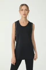 Musculosa deportiva negra con ribete gris en cuello y sisas.
