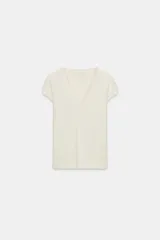 Camiseta de manga corta color blanco hueso, con escote pico pronunciado y corte ajustado (slim fit).