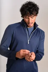 Buzo deportivo de cuello alto con cierre frontal parcial, manga larga y diseño entallado en tejido técnico de secado rápido.