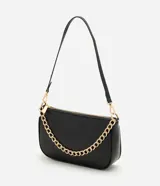 Cartera tipo shoulder baguette de tamaño pequeño, confeccionada en poliuretano con textura símil reptil. Presenta un diseño estructurado con cierre superior, correa larga ajustable y removible, y una cadena metálica decorativa en la parte frontal.
