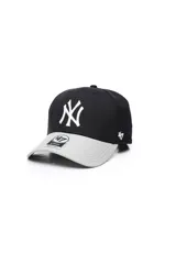 Gorra de béisbol '47 Brand con corona estructurada negra y visera curva gris. Presenta el logo de los New York Yankees bordado en relieve en el frente y el logo de la marca en el lateral.