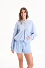 Campera deportiva negra de corte bomber sin friza, con cierre frontal completo, capucha y elásticos ajustables en la cintura.