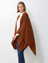 Ruana de tejido soft, color marrón óxido, de corte amplio y sin cierres, con cuello redondo.