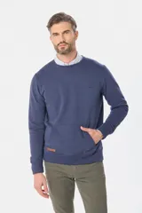 Buzo de felpa color borgoña con cuello redondo, manga larga, bolsillo tipo canguro y logo bordado en el pecho.