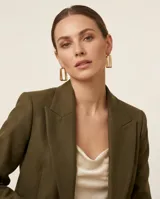 Aros de acero dorado con diseño de triple marco cuadrado colgante.