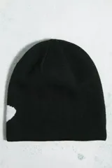Gorro tipo beanie de punto fino color negro con diseño jacquard del logotipo Ellipse en color blanco.