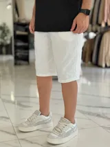 Bermuda deportiva de corte baggy y estilo jogging, en color beige, con bolsillos laterales y cintura elástica.
