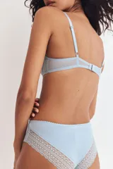 Soutien super push-up con aros, copas superacolchadas y breteles ajustables. Confeccionado en encaje floral, color celeste claro. Cierre de corchetes en la espalda.