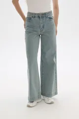 Pantalon jean de corte ancho y tiro medio, con diseño clásico de cinco bolsillos y cierre frontal con botón y cremallera.