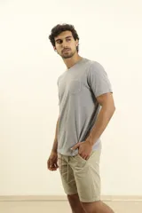 Remera celeste de algodón con bolsillo en el pecho y cuello redondo.