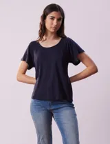 Remera de lino color azul marino, marca Zac & Rachel, de manga corta con fruncido en los hombros y escote redondo.