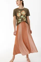 Falda larga de tiro medio con diseño de paneles intercalados en tejido ligero color marrón.