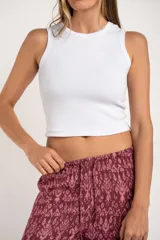 Musculosa blanca de algodón peinado con elastano, corte al cuerpo y cuello redondo.