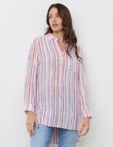 Blusa de gasa estampada a rayas verticales en tonos naranja, celeste, violeta y blanco. Tiene cuello con solapa, escote en V y abertura con botones.