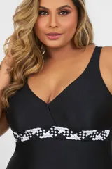 Malla enteriza negra con escote en V y detalle de trenza en la cintura.