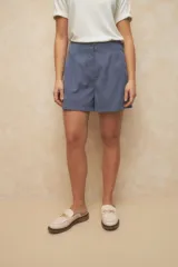 Short de vestir color verde oliva, tiro alto, con pinzas en la cintura y cierre frontal.