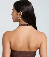Vestido midi de color marrón con diseño de frente única y textura tipo anarruga. Presenta un corte ajustado al cuerpo y una abertura lateral en el ruedo.