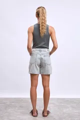 Musculosa de algodón acanalado con cuello redondo, corte ajustado y diseño sin mangas.