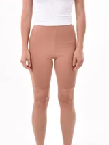 Short tipo biker de tiro alto, color marrón medio, confeccionado en tela lisa y ajustada.