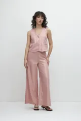 Pantalón ancho de lino metalizado color rosa, con cintura elastizada y tajos laterales en el ruedo.