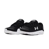 Championes de running Under Armour modelo Charged Rogue 2.5, color negro con suela blanca. Presentan un diseño de malla transpirable, logo de la marca en el lateral y refuerzo en el talón para mayor estabilidad.