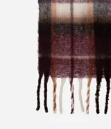 Bufanda de punto con diseño de cuadros escoceses en tonos bordó, marrón y beige, con terminación de flecos en los extremos.